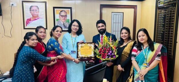 Sales Asaan team recognized by LIC Kolkata Head for outstanding performance